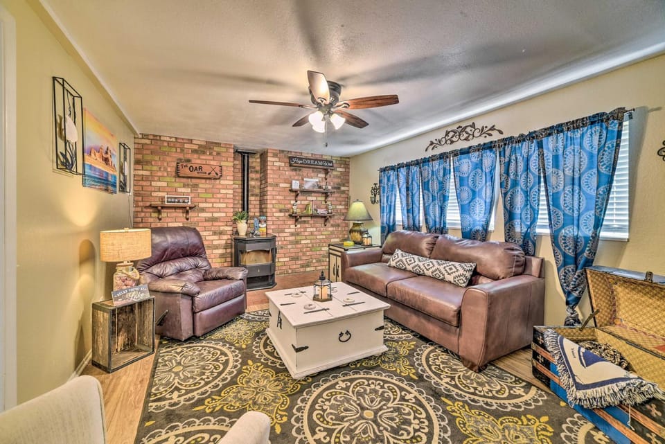 1 Mi to Antelope Canyon: 4BR Page Family Home House in Page