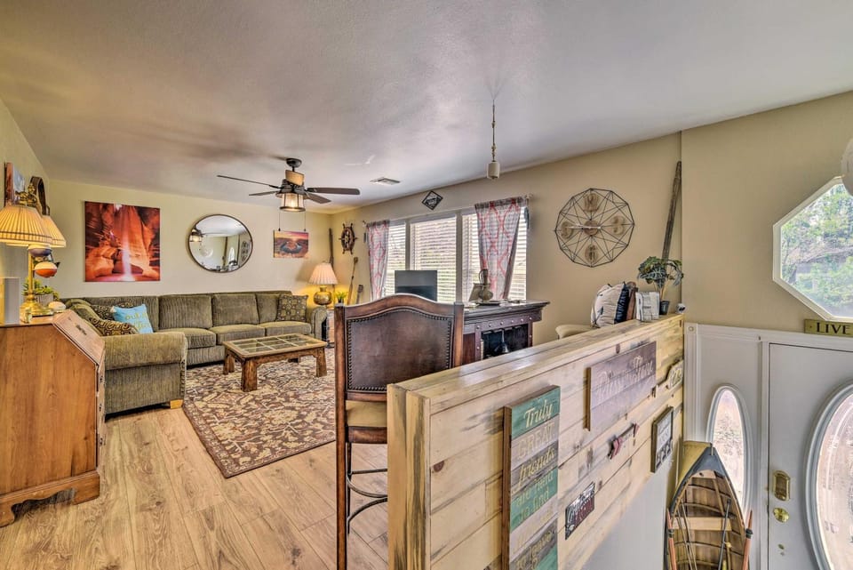 1 Mi to Canyon Tours: Vibrant Page Paradise! House in Page