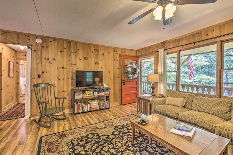 Near Hiking: Roaring Gap Retreat w/ Fire Pit! House in North Carolina