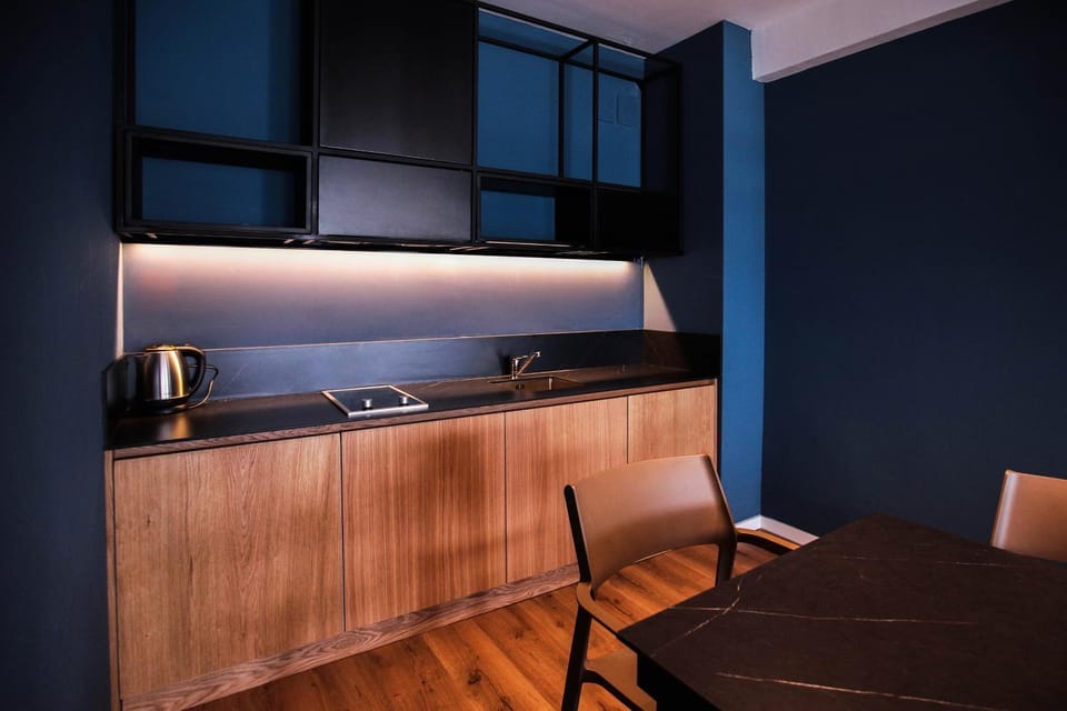 Coffee/tea facilities, Kitchen or kitchenette, stove