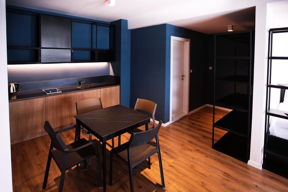 Kitchen or kitchenette, Seating area, Dining area, stove