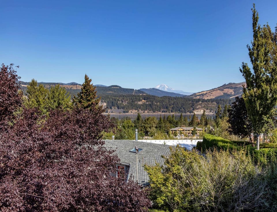West Sail 30 Day Minimum home House in Hood River