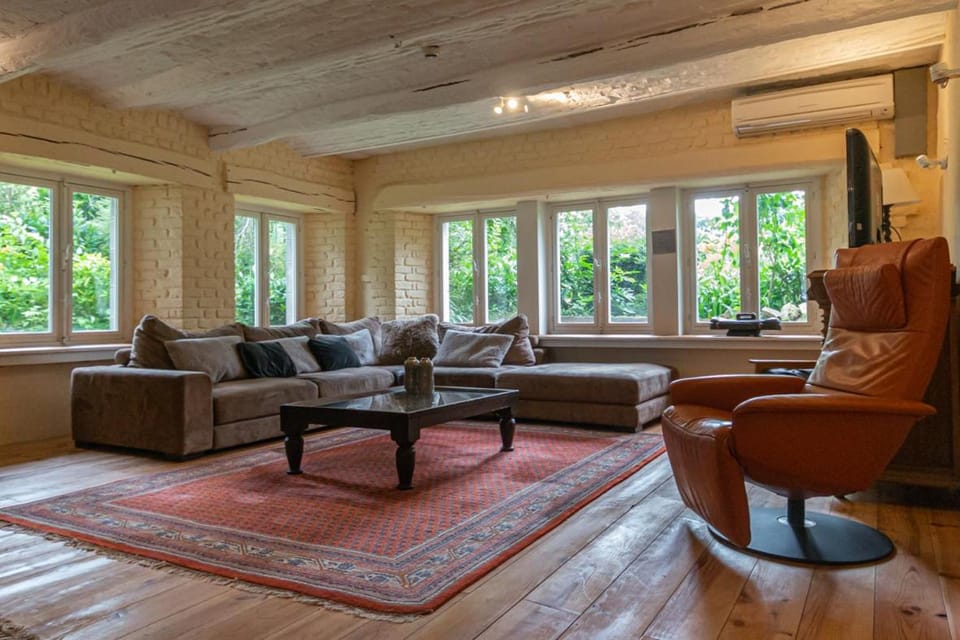 Communal lounge/ TV room