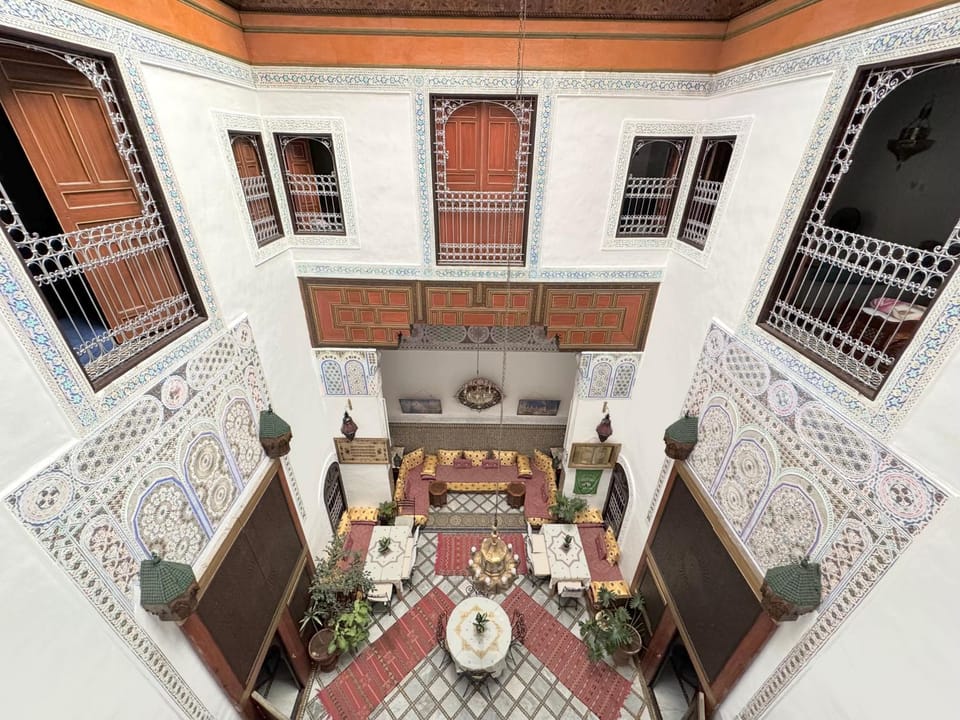 Property building, Patio, Restaurant/places to eat, Facade/entrance, Decorative detail, Seating area, Dining area