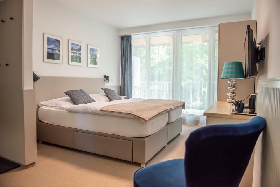 Bed, TV and multimedia, Photo of the whole room, Bedroom