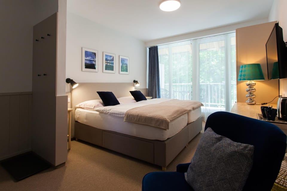 Bed, TV and multimedia, Photo of the whole room, Bedroom