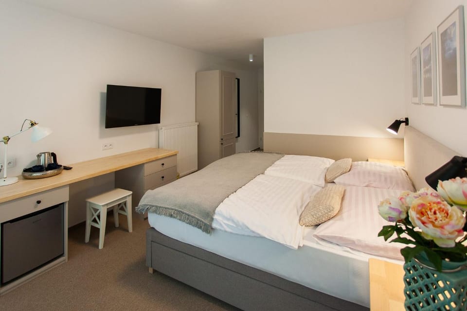 Bed, TV and multimedia, Photo of the whole room, Bedroom