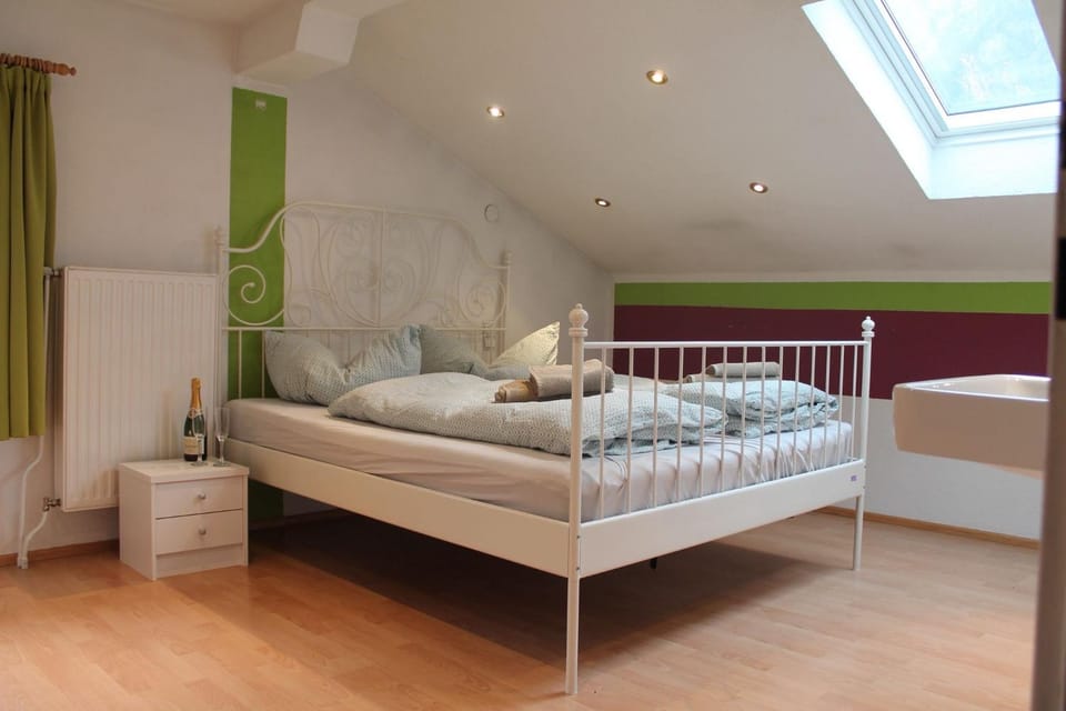 Bed, Bedroom, towels