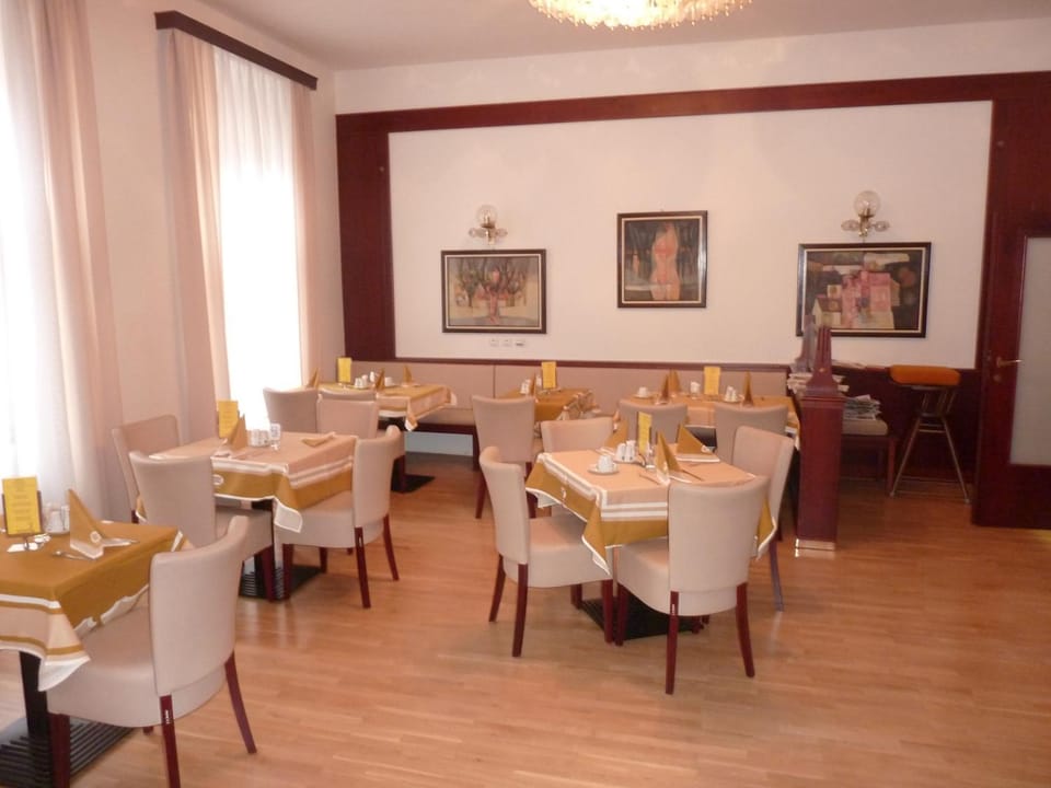 Restaurant/places to eat, Restaurant/places to eat
