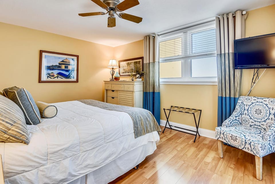 Bed, TV and multimedia, Photo of the whole room, Bedroom, fireplace