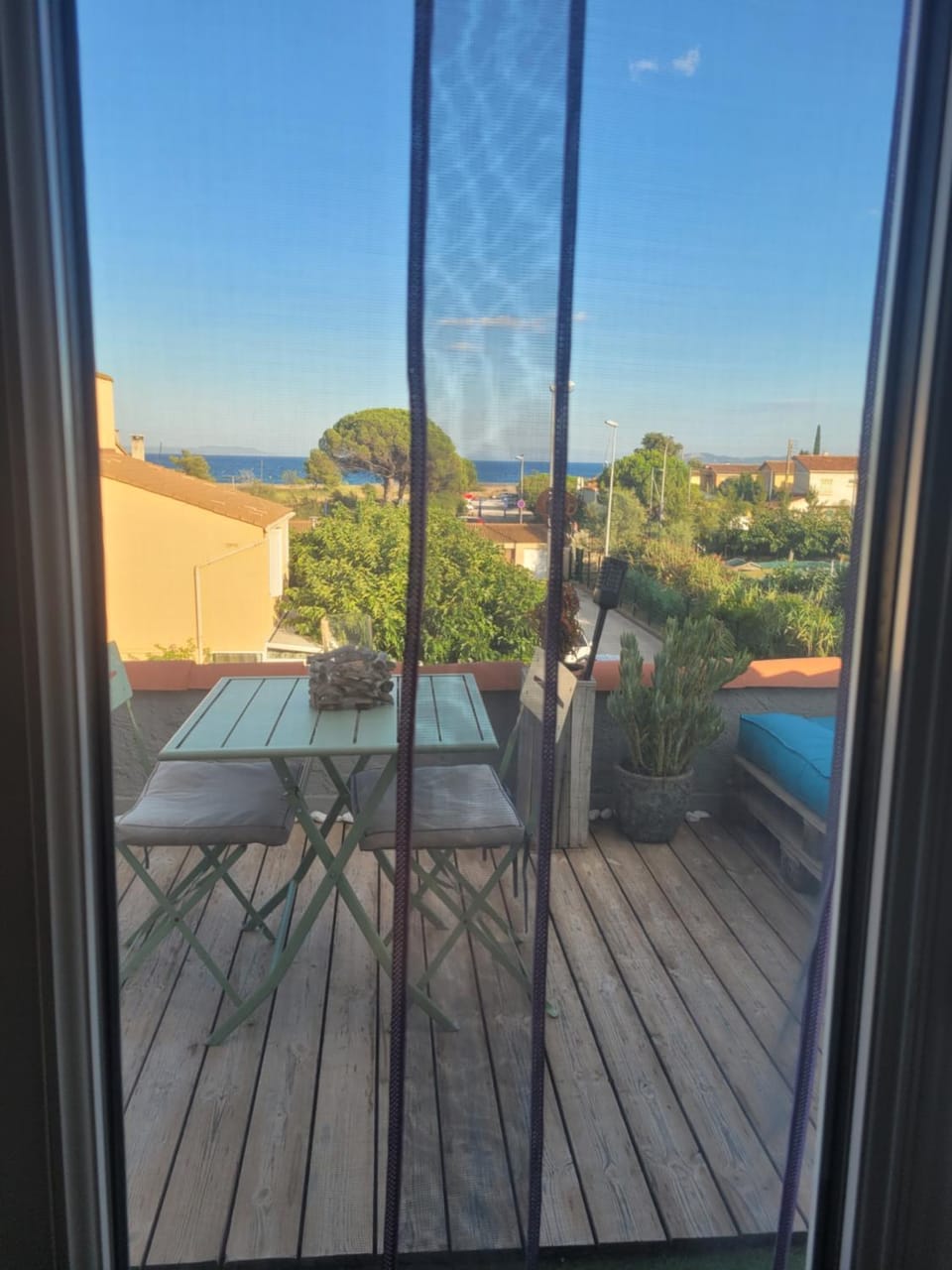 Chambre avec tropezienne vue mer à l'Ayguade ,climatisée ,parking gratuit et proche aéroport Vacation rental in Hyères