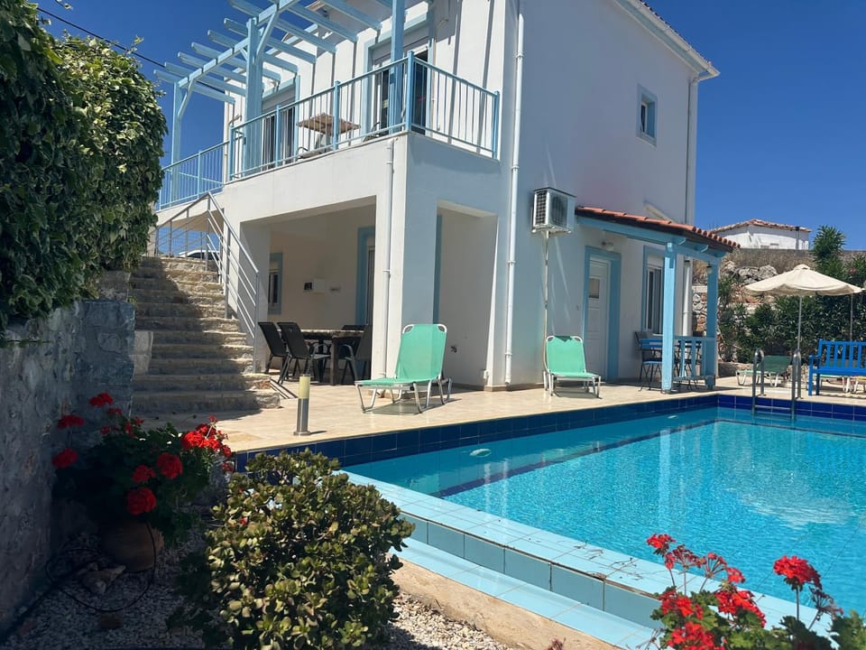 Breathtaking sea and Mountain views with Private pool, Peace full relaxing Villa with WiFi near Shops and Restaurants Villa in Crete Region