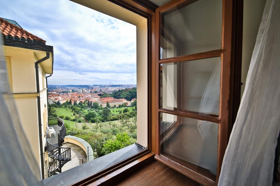 Restaurant/places to eat, View (from property/room), Dining area, City view