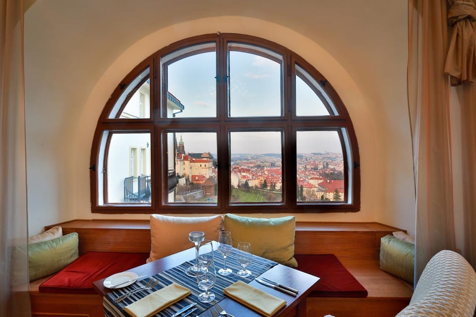 Restaurant/places to eat, View (from property/room), Dining area, City view