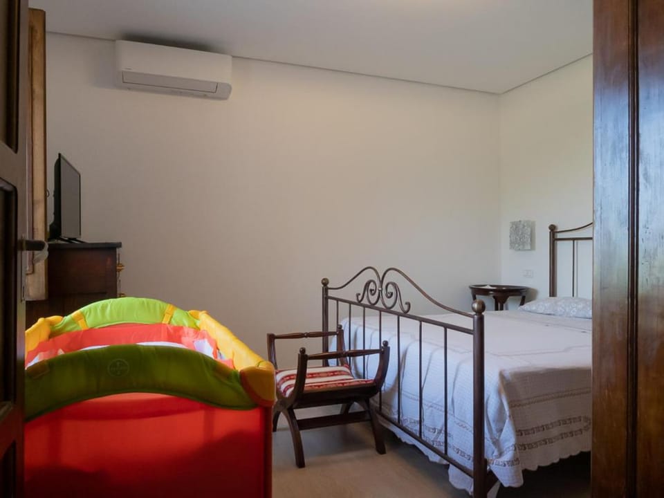 Bedroom, cot