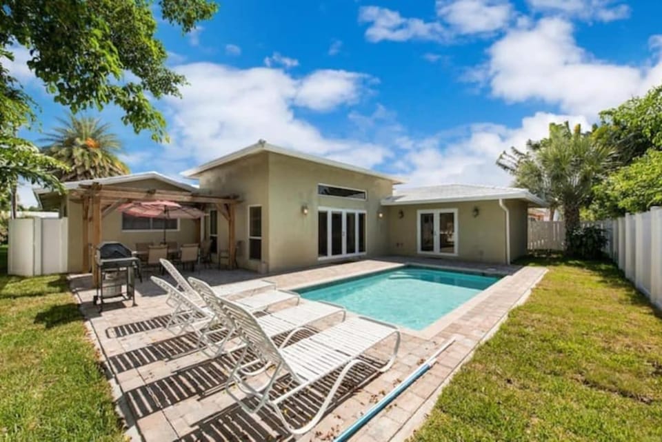 Home with pool by Dream Vacation House in Lauderdale-by-the-Sea