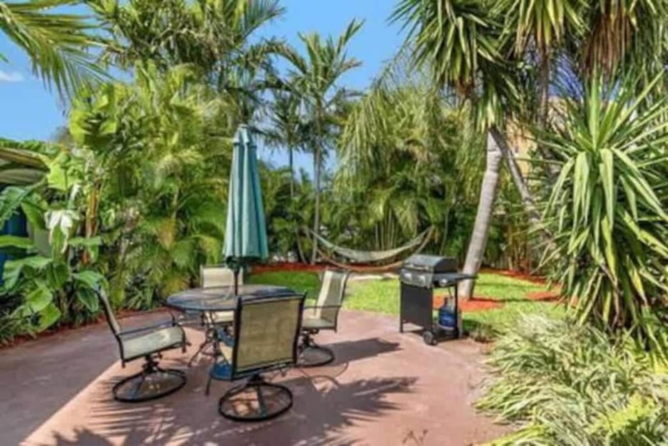 Beach Apart by Dream Vacation unit 2 Apartment in Riviera Beach