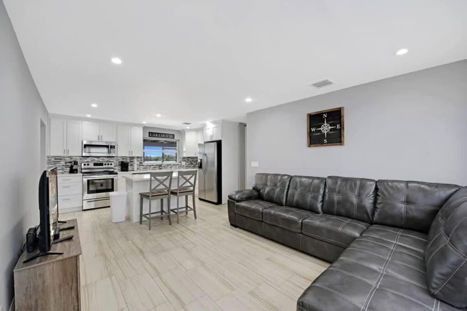 Lake house unit 1 by Dream Vacation House in Hollywood