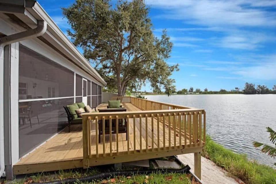 Lake house unit 1 by Dream Vacation House in Hollywood