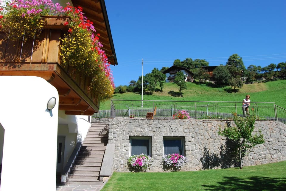 Facade/entrance, Garden, Balcony/Terrace