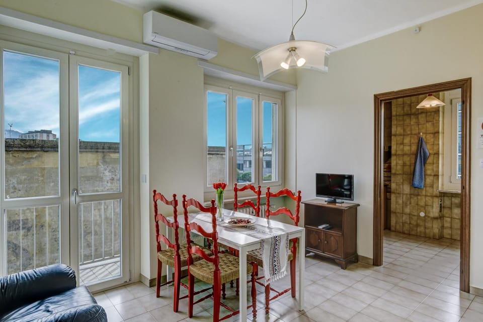 Communal lounge/ TV room, TV and multimedia, kitchen, air conditioner