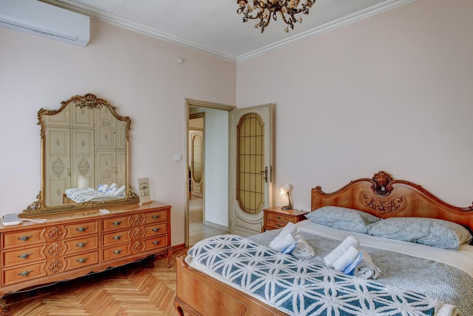 Bed, Bedroom, microwave, air conditioner
