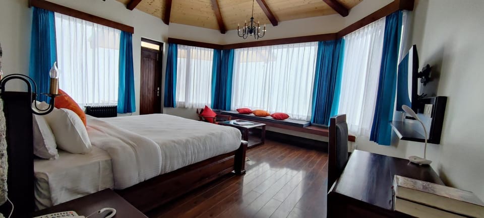 Bed, Photo of the whole room, Seating area