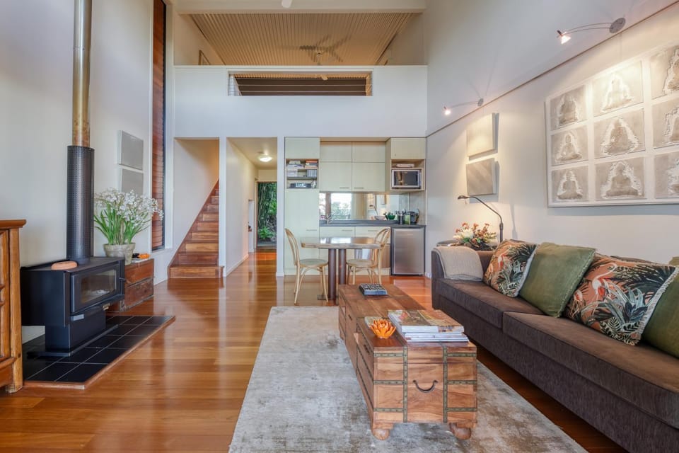 TV and multimedia, Kitchen or kitchenette, Living room, Seating area, air conditioner