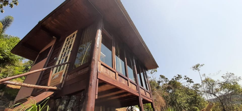 Chalé Pakere Bellavista - visão magnífica do vale e montanhas a mais de mil metros de altitude, wi-fi, sauna, piscina e água de nascente - locação do chalé sem prestação de serviços Chalet in State of Rio de Janeiro