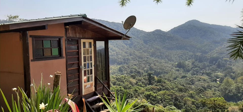 Chalé Pakere Bellavista - visão magnífica do vale e montanhas a mais de mil metros de altitude, wi-fi, sauna, piscina e água de nascente - locação do chalé sem prestação de serviços Chalet in State of Rio de Janeiro