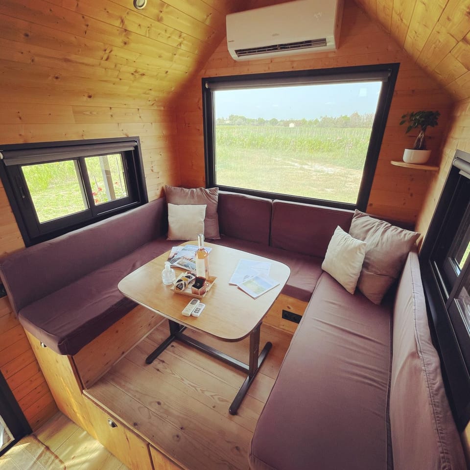 Seating area, Dining area, air conditioner
