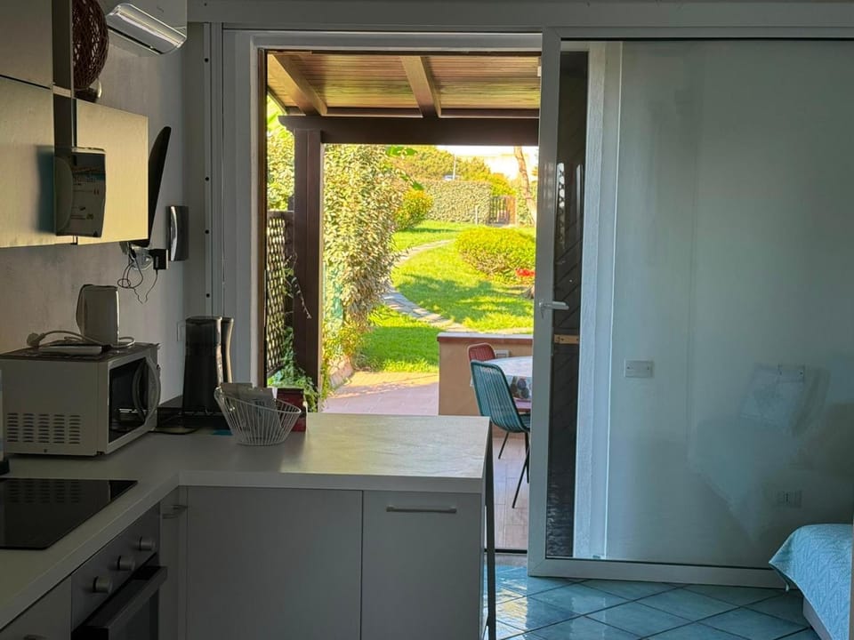 Property building, Patio, Spring, Day, Garden, View (from property/room), Balcony/Terrace, Dining area, City view, Garden view, Landmark view, Inner courtyard view