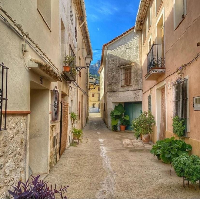 CASA LOLA Naturaleza, Montañas y Piscina Compartida De Pueblo House in Marina Alta