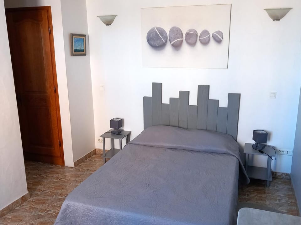 La Tour Fondue Appartement vue mer Grand T2 face a Porquerolles Drap serviette non fournis Apartment in Hyères