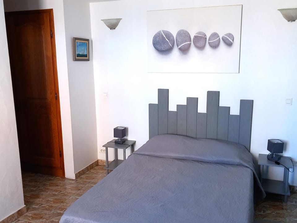 La Tour Fondue Appartement vue mer Grand T2 face a Porquerolles Drap serviette non fournis Apartment in Hyères