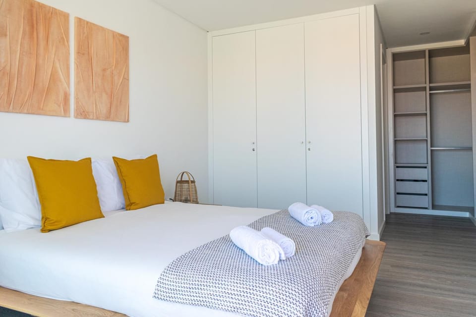 Bed, Bedroom, storage, towels, wardrobe