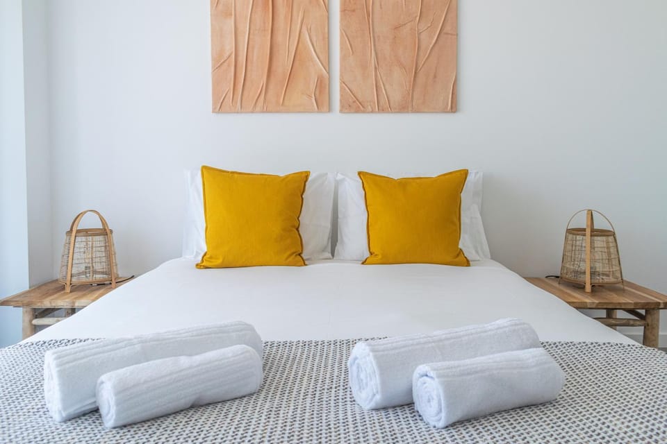 Bed, Decorative detail, Bedroom, towels