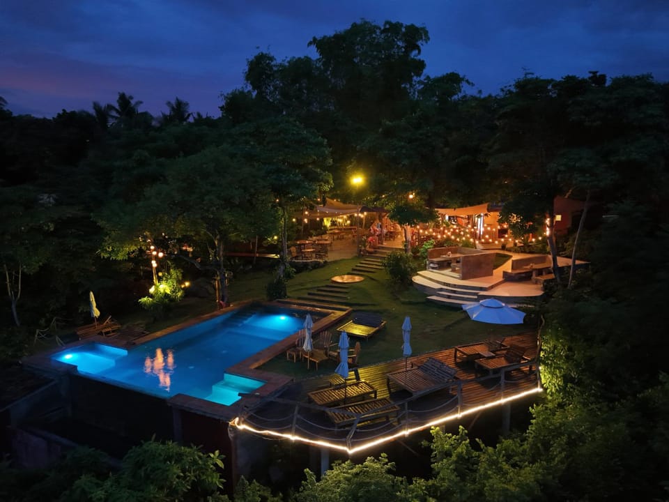 Restaurant/places to eat, Bird's eye view, Swimming pool