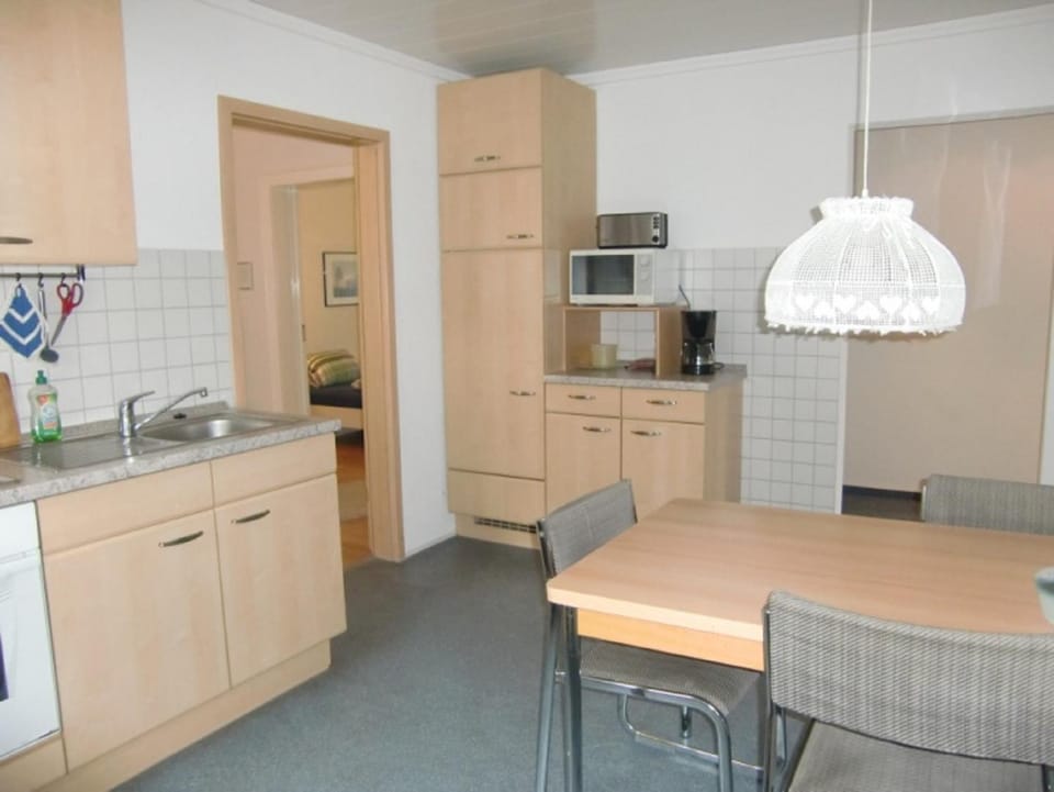 Kitchen or kitchenette, Dining area