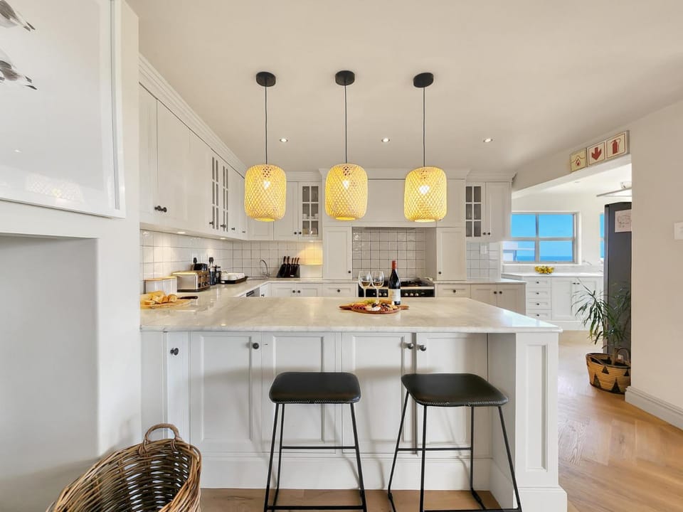 Camps Bay Luxury Family Retreat, Lush & Stylish Bed and Breakfast in Camps Bay