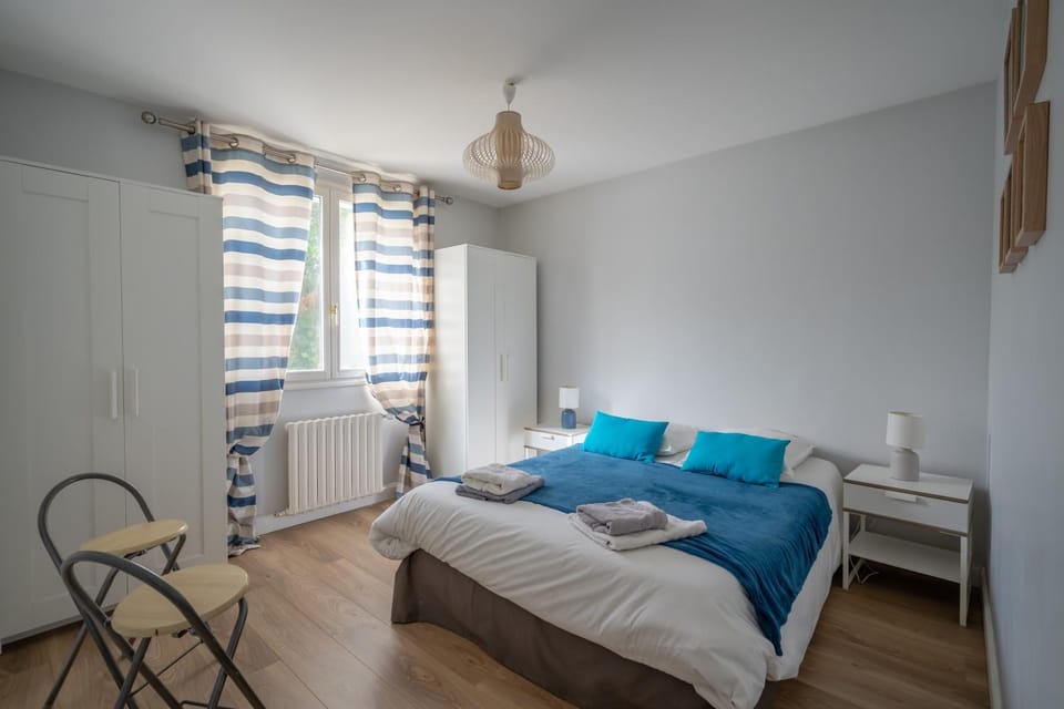 Bed, Photo of the whole room, Bedroom, wardrobe
