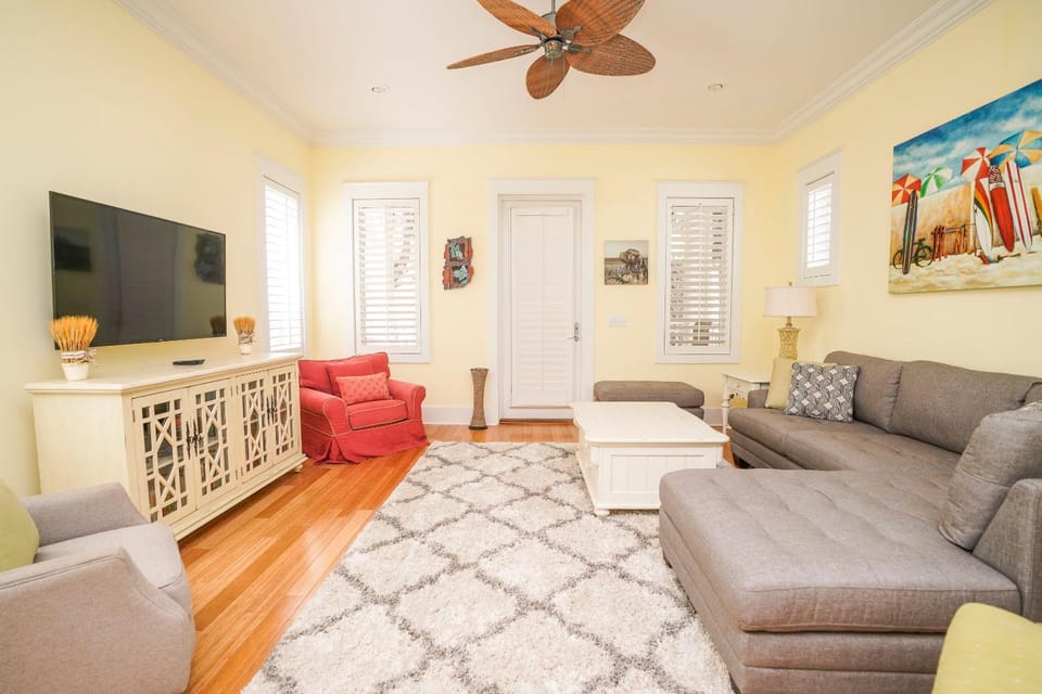 TV and multimedia, Living room, Decorative detail, Seating area, Guests, Guests, Guests, group of guests, group of guests, group of guests, Family, Family, Family