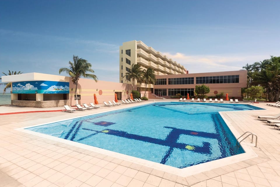 Restaurant/places to eat, Swimming pool, Breakfast