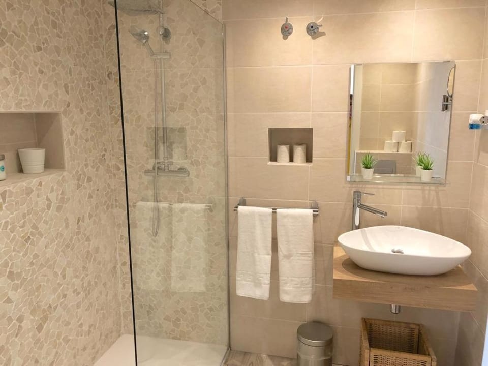 Beachfront Penthouse - Heated Jacuzzi, BBQ & Bikes Apartment in Costa del Sol