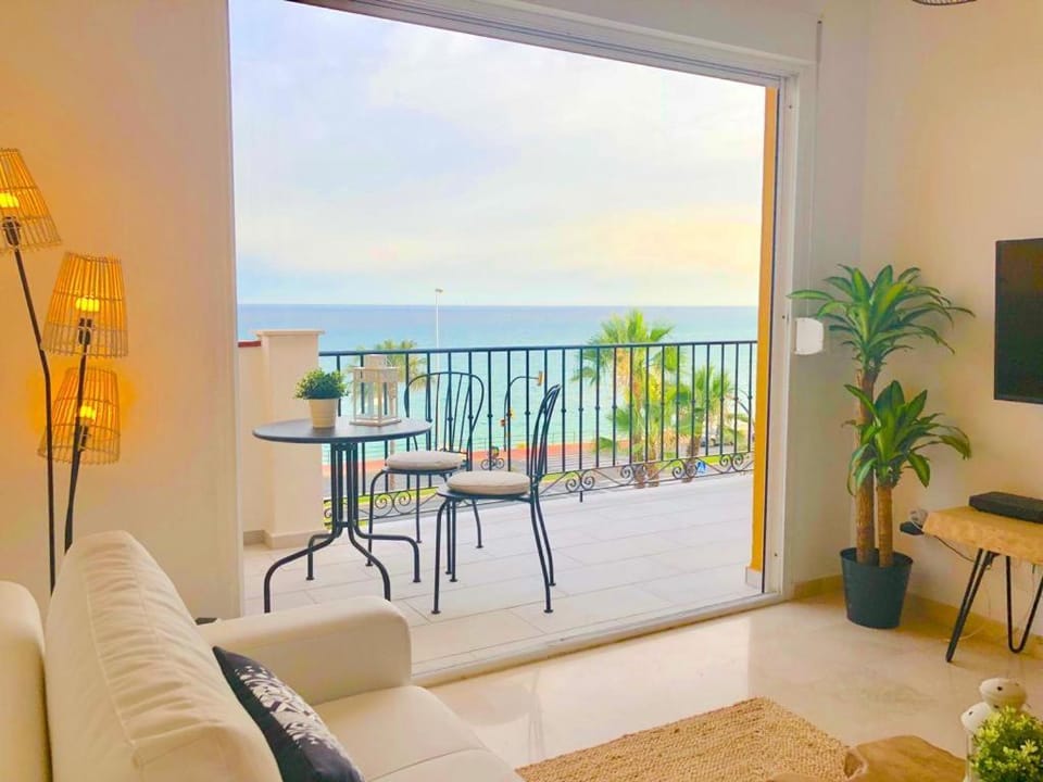 Beachfront Penthouse - Heated Jacuzzi, BBQ & Bikes Apartment in Costa del Sol