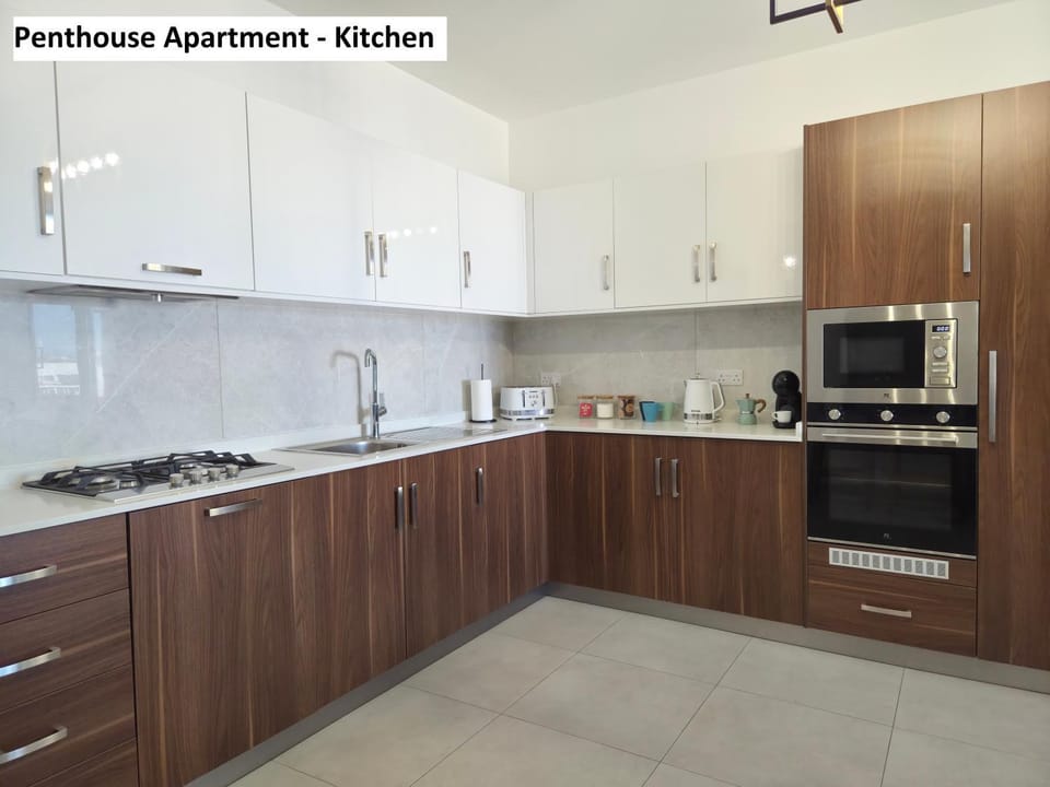 Coffee/tea facilities, Kitchen or kitchenette, dishwasher, oven, stove, toaster