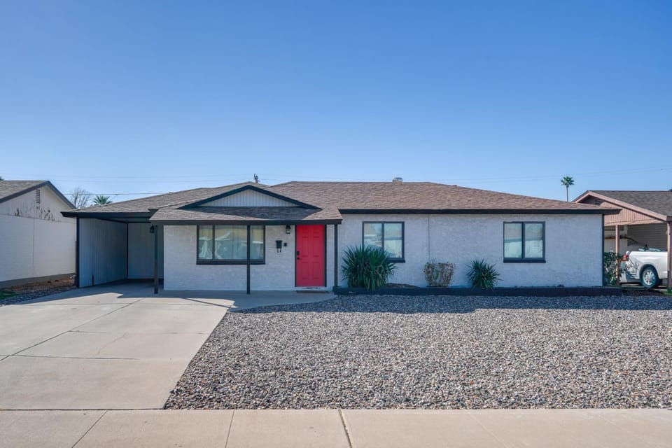 Relax Poolside: Central Group Getaway in Mesa! House in Mesa