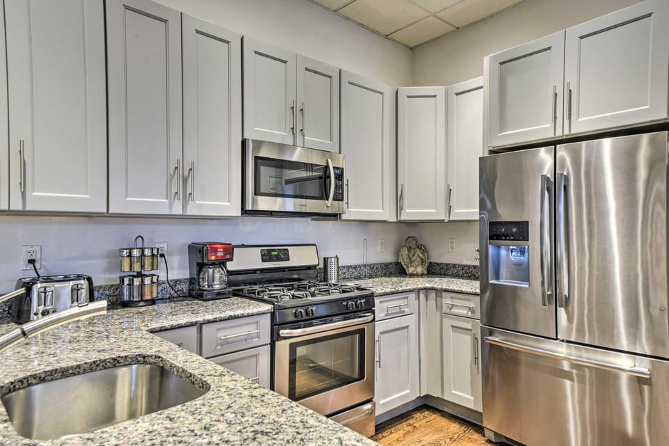 Pet-Friendly Apartment, 6 Miles to Downtown House in Revere