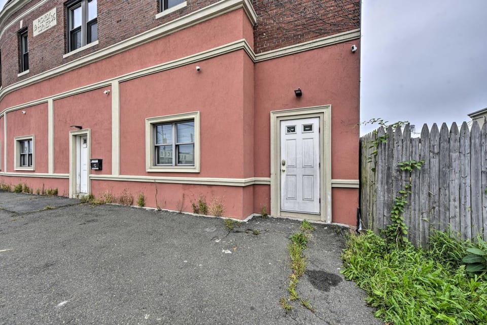 Boston Apartment < 10 Mi to Top Universities Apartment in Revere