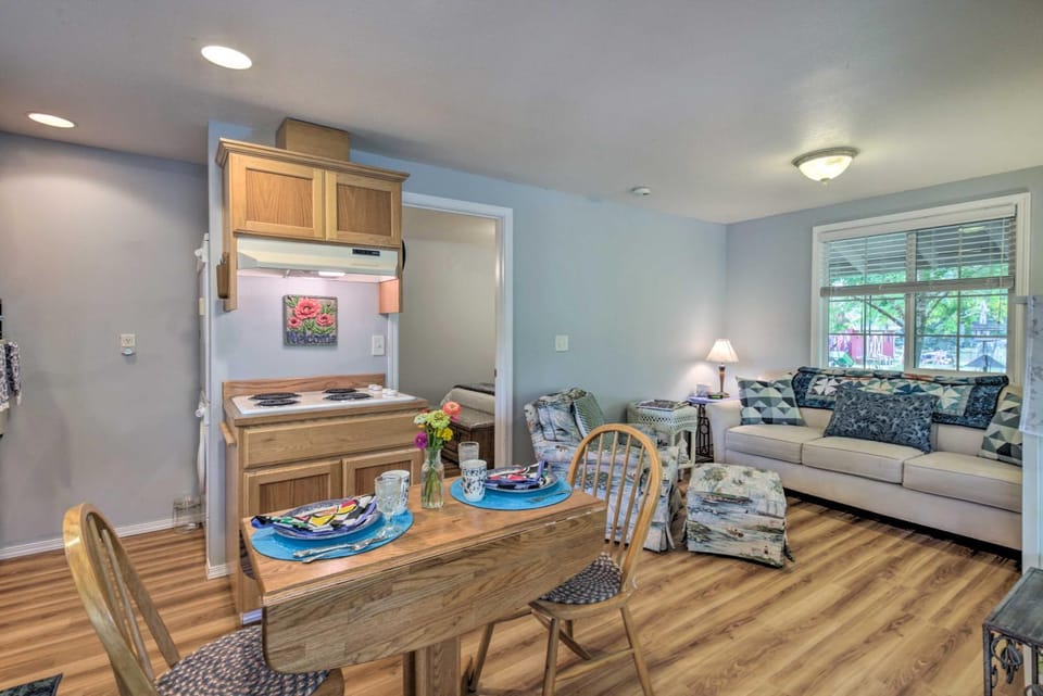 Cozy Cottage on Flower Farm w/ Baker Creek Views! House in Willamette Valley